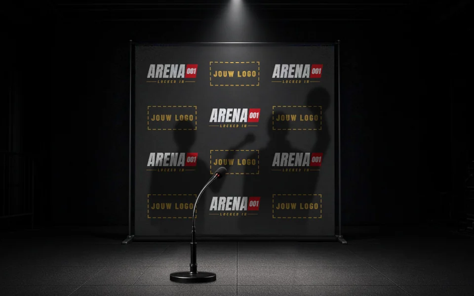 Voorbeeld interviewbanner: perswand met microfoon en plekken voor sponsorlogo's
