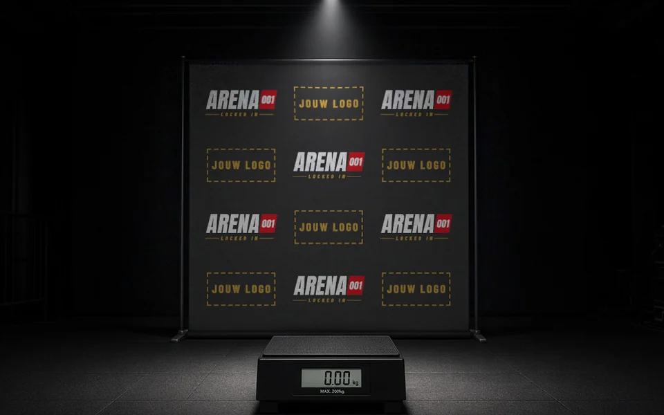 Voorbeeld weegbanner bij de weging met plekken voor sponsorlogo's